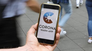 Seit heute ist die deutsche Corona-Warn-App in Apples Appstore und Googles Playstore verfügbar. So richten Sie die App zum Infektionsschutz ein.