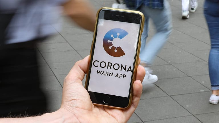 Seit heute ist die deutsche Corona-Warn-App in Apples Appstore und Googles Playstore verfügbar. So richten Sie die App zum Infektionsschutz ein.