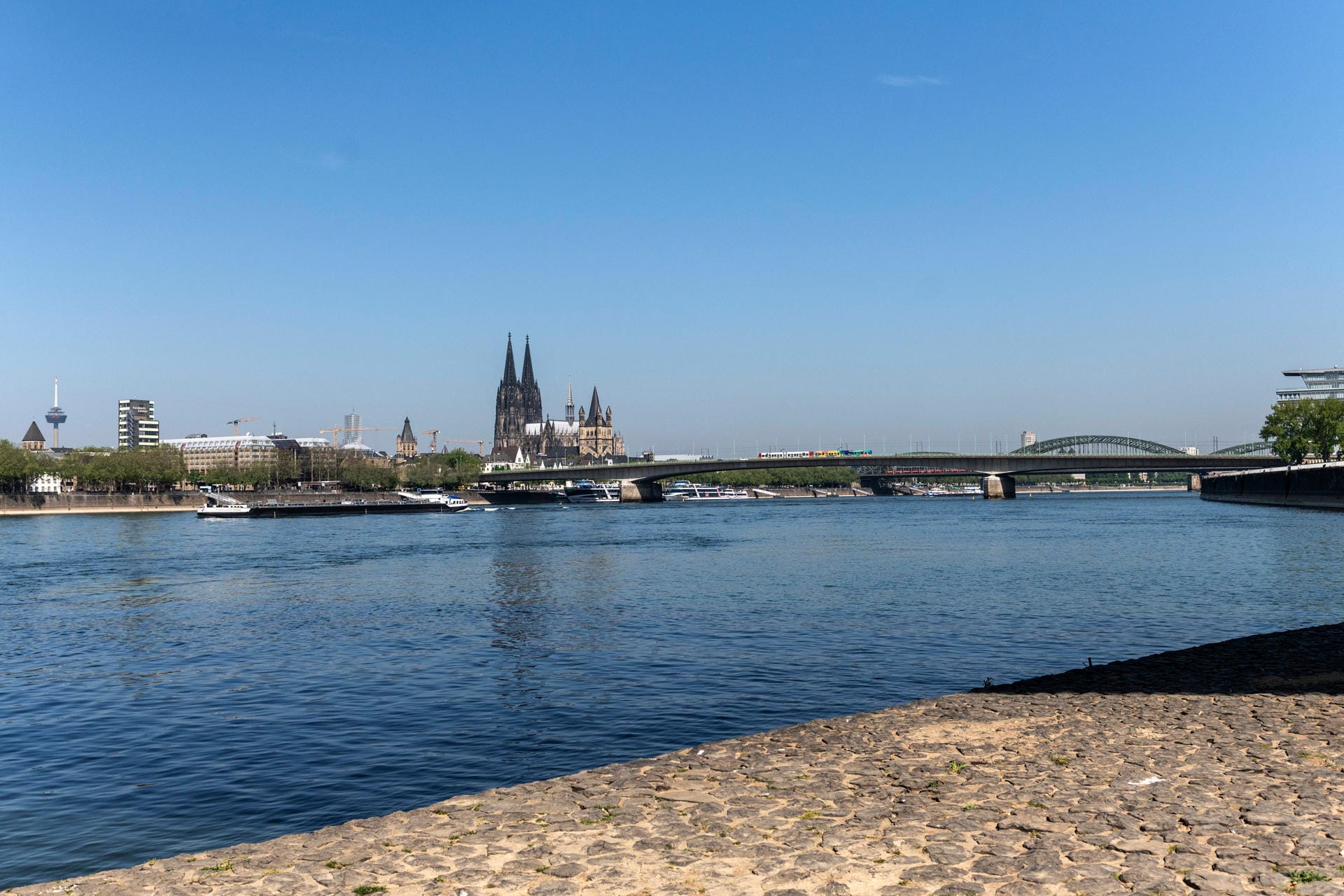 Blick an der Severinsbrücke aus auf die Silhouette der Stadt: Für dieses Rheinpanorama sind die Stadt und der Fluss berühmt.