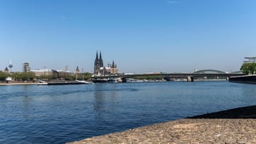 Blick an der Severinsbrücke aus auf die Silhouette der Stadt: Für dieses Rheinpanorama sind die Stadt und der Fluss berühmt.