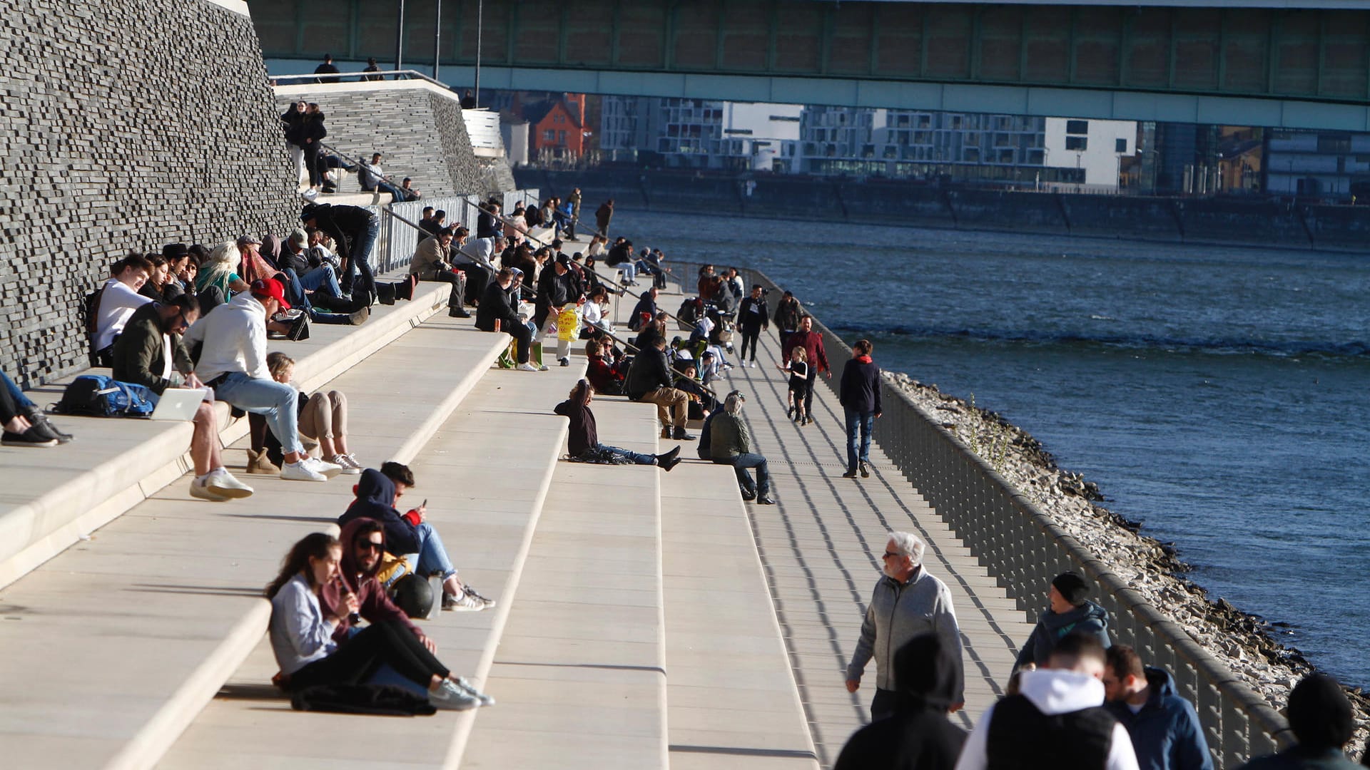 Die Rheinterassen in Köln: An warmen Tagen genießen die Kölner hier die Sonne.