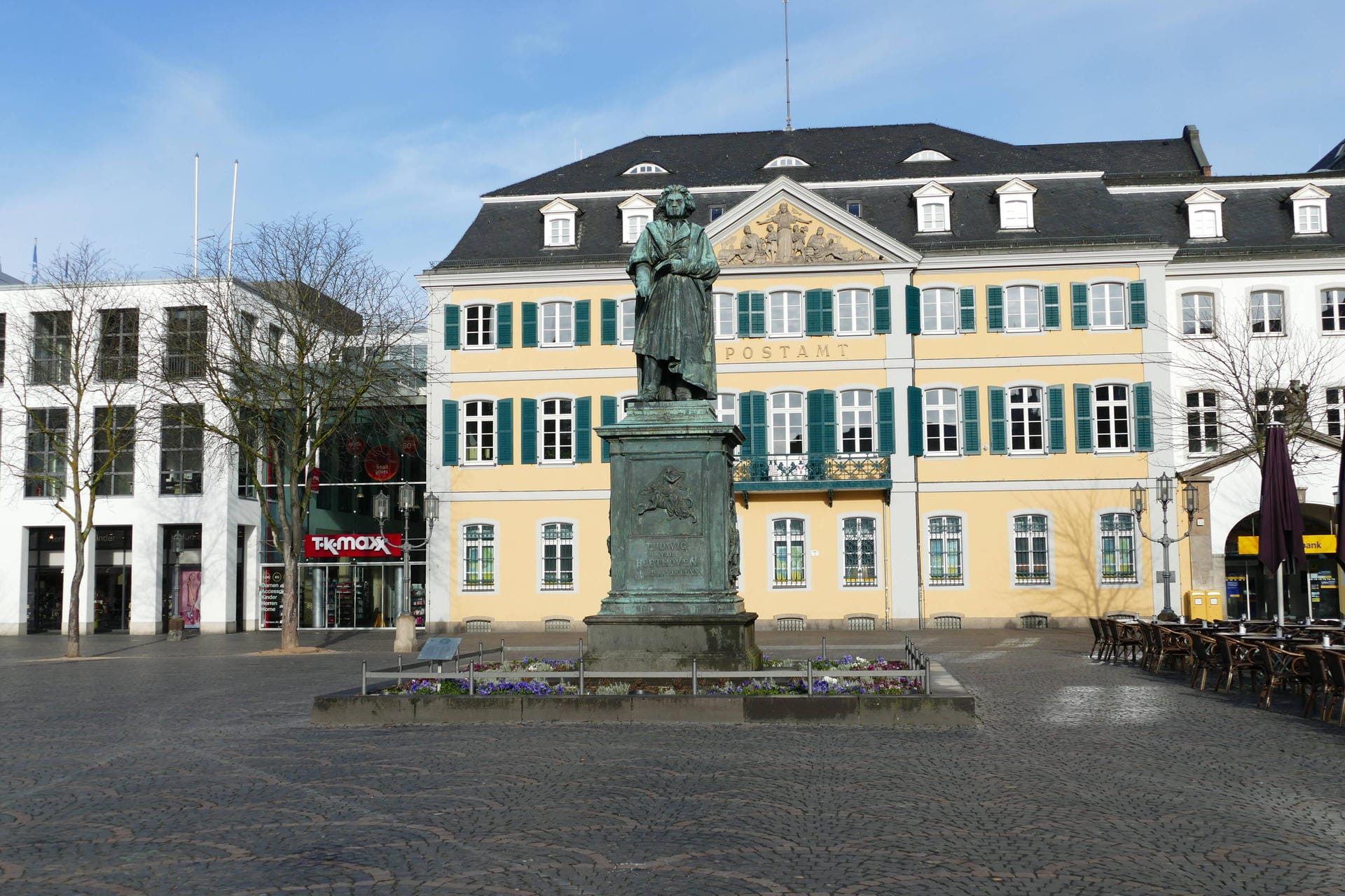 Münsterplatz mit Beethovendenkmal: Er gehört zu den drei größten Plätzen der Bonner Fußgängerzone.