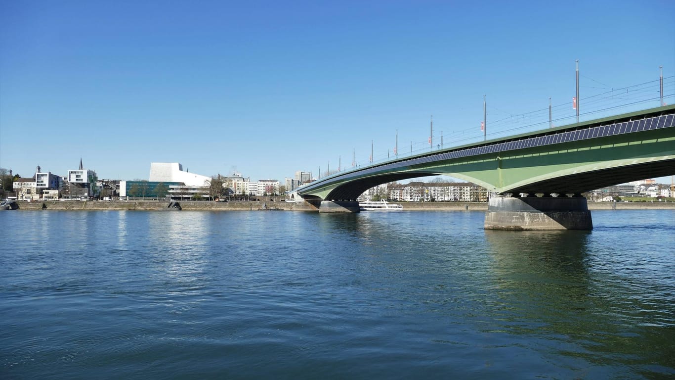 Die Kennedybrücke mit Oper: Die Fußgängerbrücke verbindet die Zentren von Bonn und Beuel miteinander.
