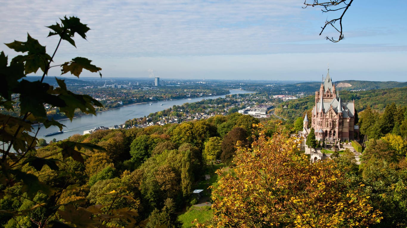 Blick auf das Schloss Drachenburg: Der Drachenfels ist Teil des Siebengebirges direkt am Rhein.