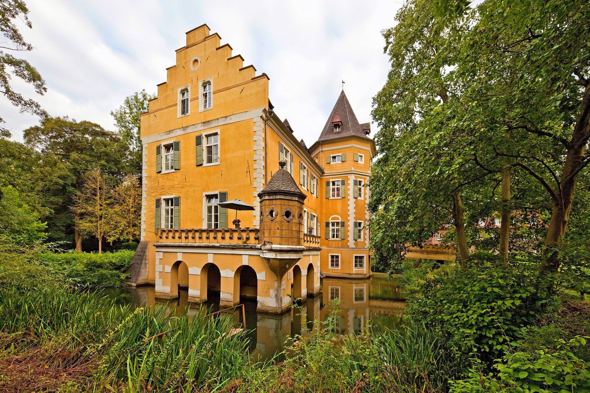 Haus Westhusen: Das Wasserschloss befindet sich im Dortmunder Stadtteil Westerhilde und wurde im 14. Jahrhundert erbaut.