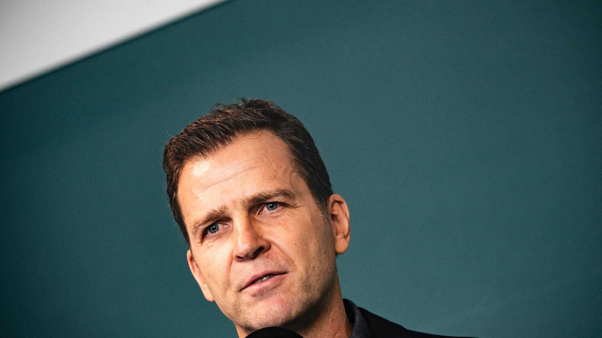 Oliver Bierhoff: "Der Titelkampf war in dieser Saison lange Zeit offen und spannend - auch Borussia Dortmund, RB Leipzig und Borussia Mönchengladbach standen in dieser Spielzeit vorübergehend an der Tabellenspitze. Doch in den entscheidenden Momenten waren die Bayern wieder da, haben an sich geglaubt und speziell in der Rückrunde einen begeisternden sowie torreichen Fußball geboten. Mich freut, dass unsere teils noch jungen Nationalspieler zu wichtigen Eckpfeilern dieser Meistermannschaft gereift sind."