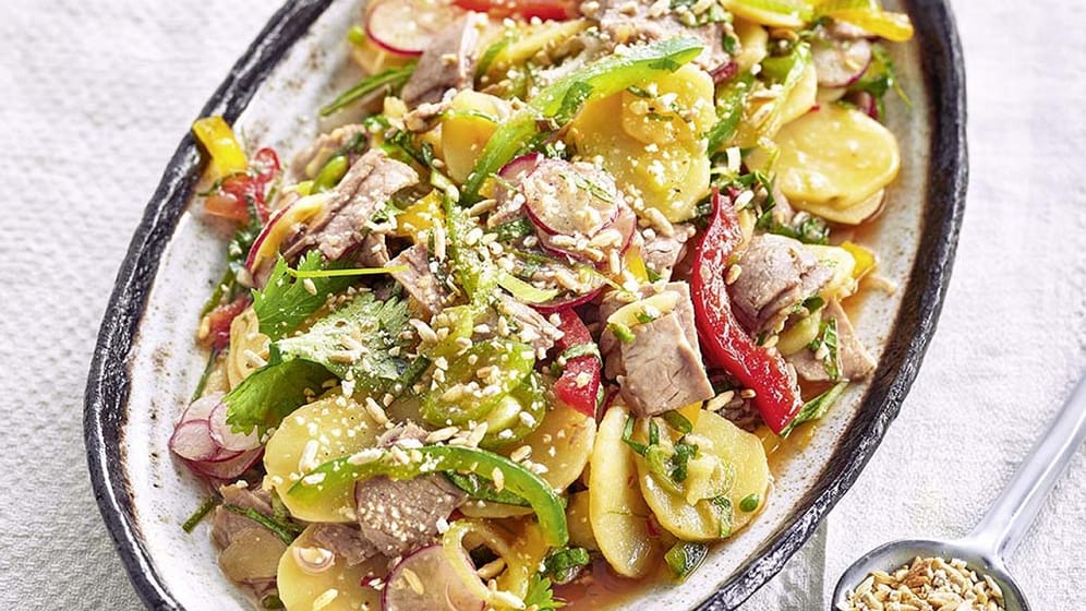 Sesamöl, Thai-Basilikum, Soja-, Fisch- und Chilisoße geben dem thailändischen Kartoffelsalat mit Rindfleisch eine asiatische Note.