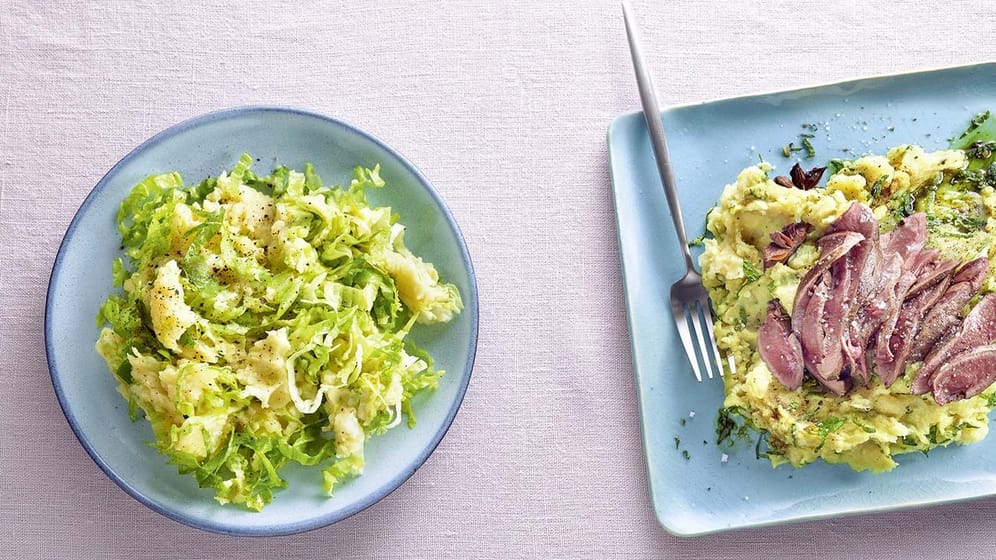 Basis des Kartoffelpüreesalats ist übrig gebliebenes Kartoffelpüree vom Vortag - mal mit Endivie und Estragonessig (links) oder mal mit Herz vom Reh sowie Anissternen und Minze (rechts).