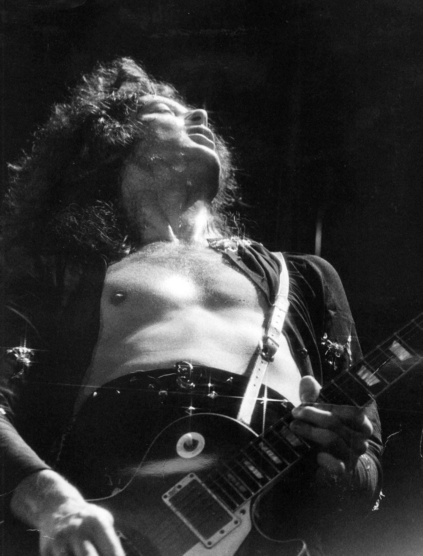 Jimmy Page am Gitarrespielen: Der Gitarrist ist bekannt für seine einzigartigen Riffs.