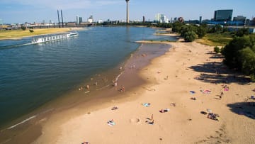 Blick auf den Düsseldorfer Paradiesstrand: Hier kann bei warmem Wetter am Strand entspannt und im Wasser geplantscht werden.