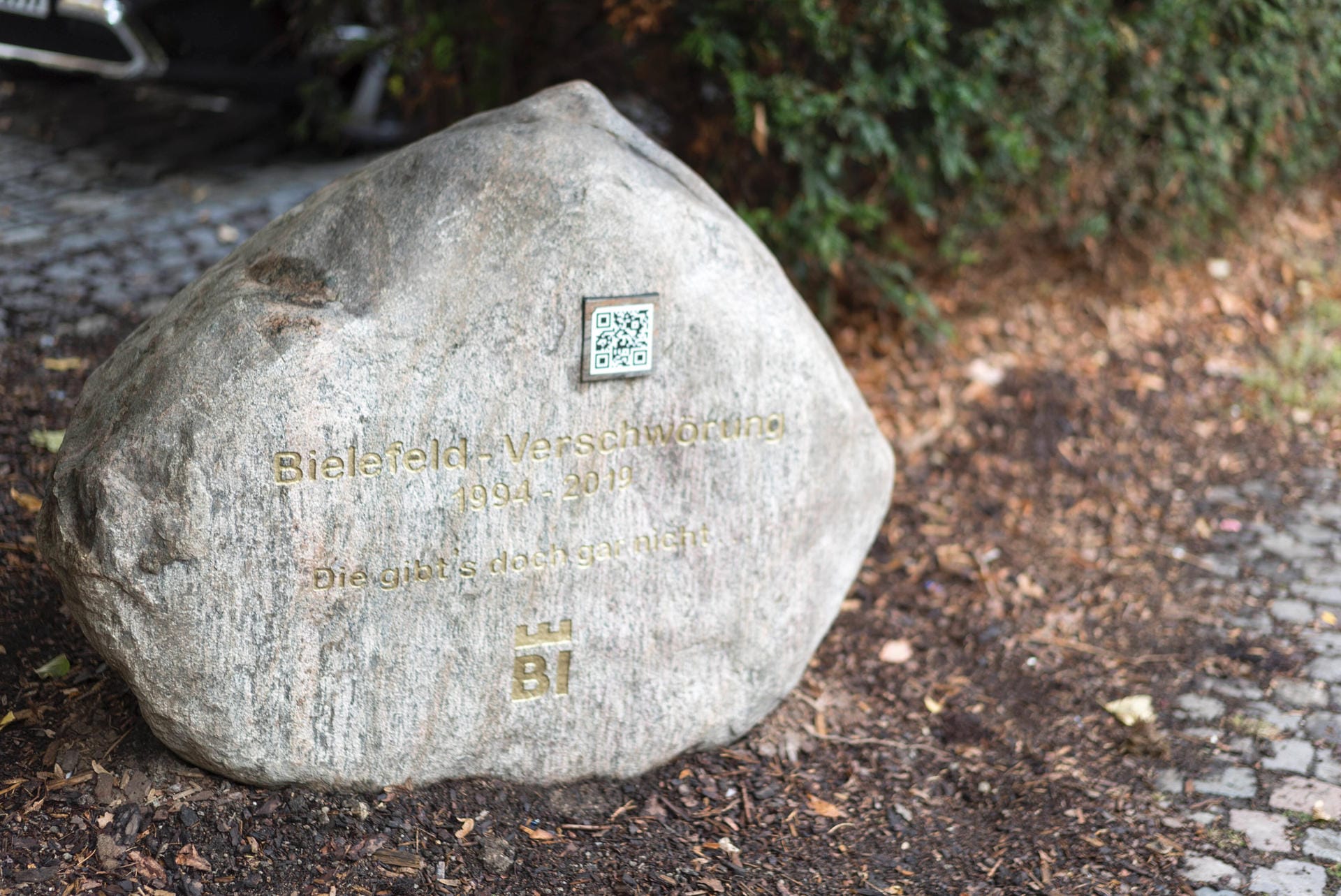 Grabstein der Bielefeld-Verschwörung: Der symbolische Grabstein in der Altstadt soll die Bielefeld-Verschwörung beenden, die besagt, dass es die Stadt gar nicht gebe.