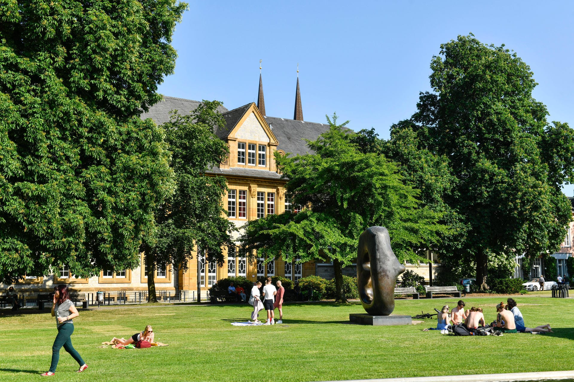 Der Skulpturenpark der Kunsthalle: Hier entspannen die Bielefelder gerne bei gutem Wetter.