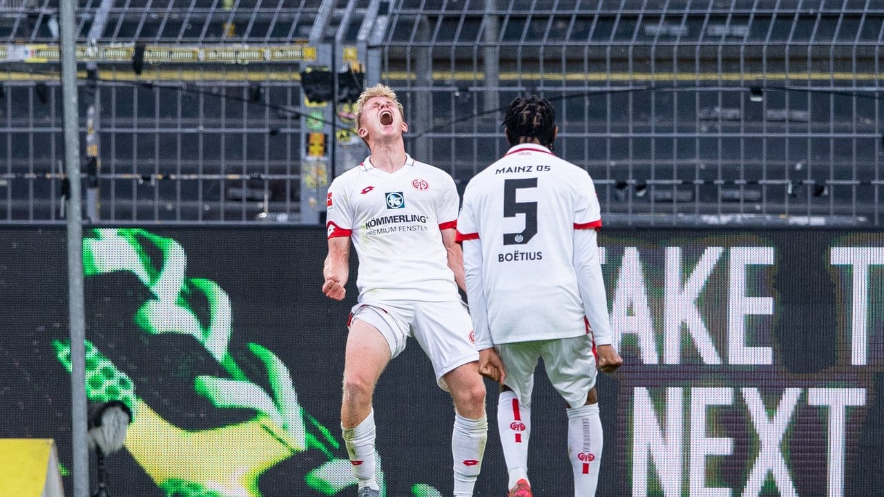 Der Mainzer Torschütze Jonathan Burkardt (l) feiert seinen Treffer mit Jean-Paul Boetius. Der Mainzer Torschütze Jonathan Burkardt (l) feiert seinen Treffer mit Jean-Paul Boetius.