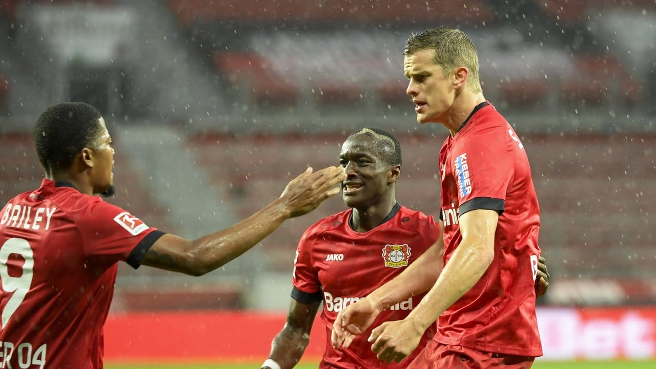 Bayer Leverkusen um Torschütze Sven Bender (r) siegte im Derby. Bayer Leverkusen um Torschütze Sven Bender (r) siegte im Derby.