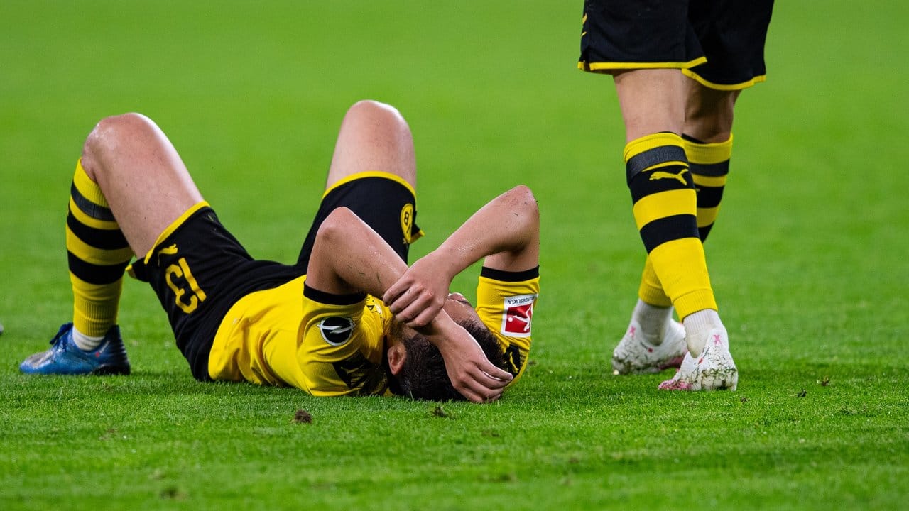 Die Dortmunder um Raphael Guerreiro (l) zeigten eine schwache Leistung. Die Dortmunder um Raphael Guerreiro (l) zeigten eine schwache Leistung.