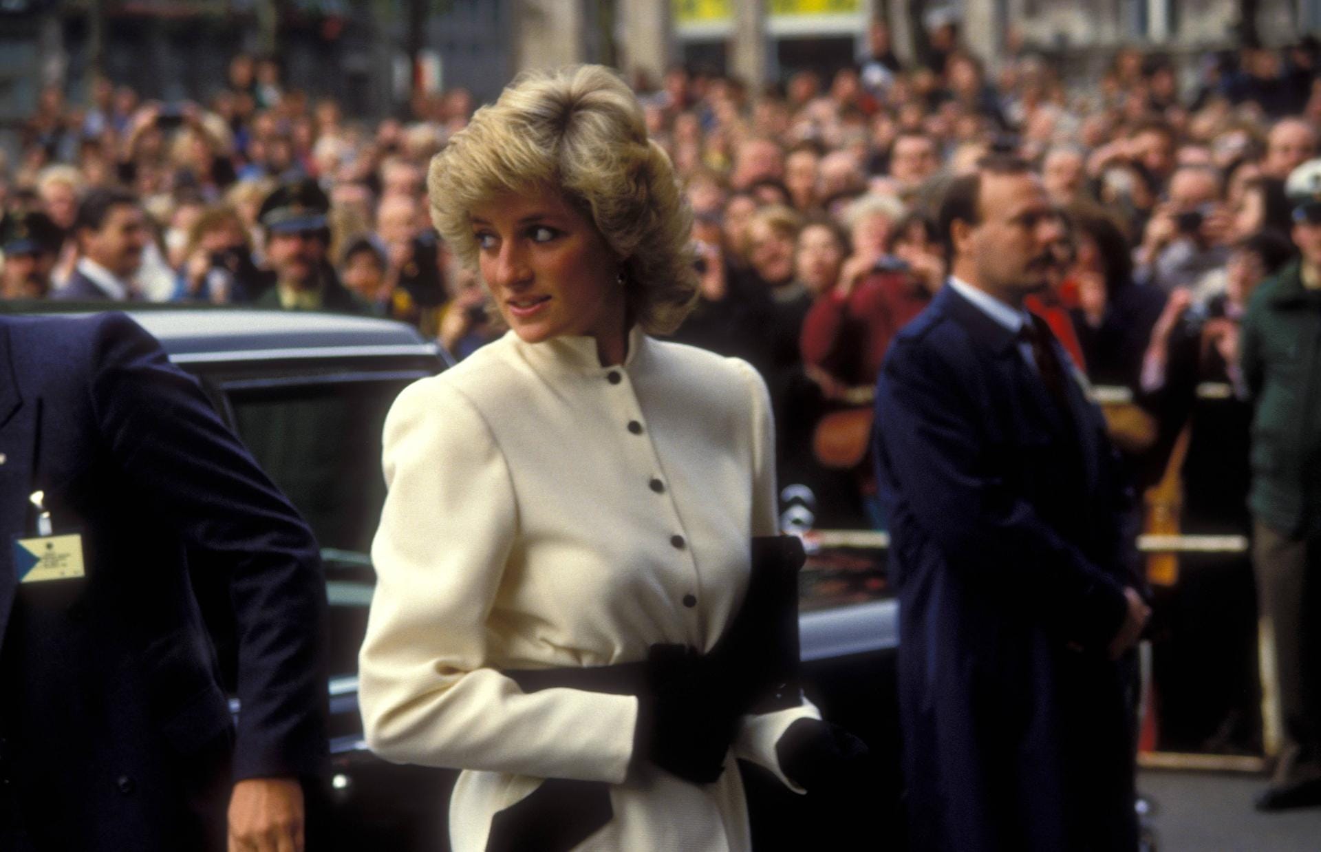 2. November 1987: Diana in Köln. Sie wurde von zahlreichen Menschen empfangen.