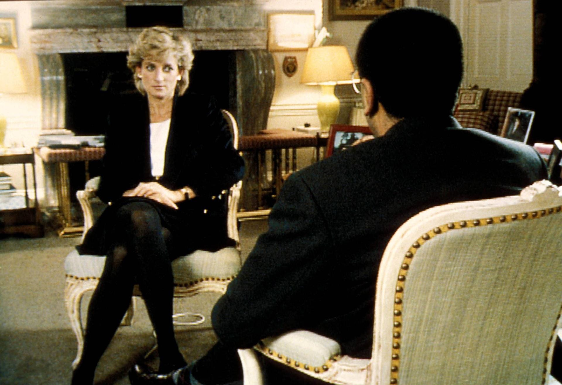 Diana spricht für den Dokumentarfilm "An Interview with H.R.H. the Princess of Wales" mit dem Reporter Martin Bashir. Die Doku wurde am 20. November 1995 ausgestrahlt. Ein Skandal für das britische Königshaus.