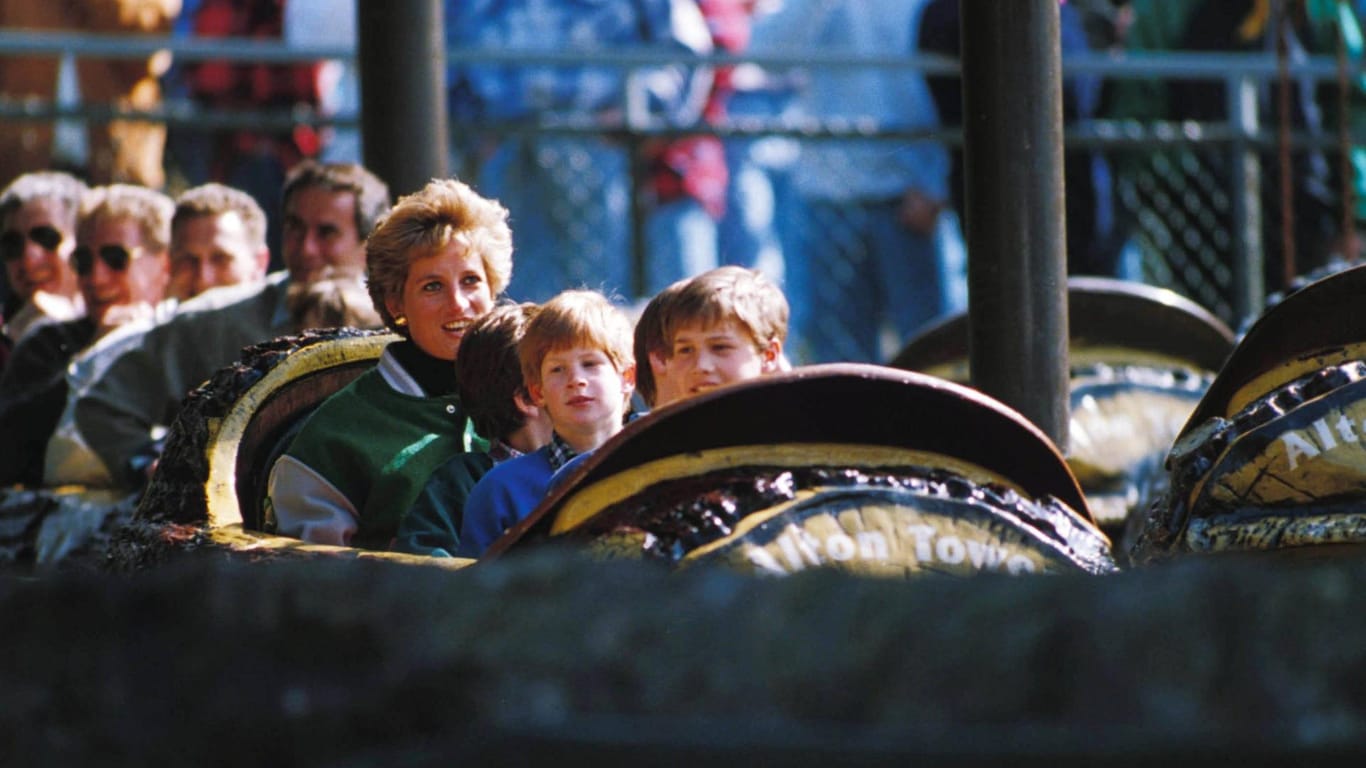 April 1994: Diana mit Harry und William in einer Wildwasserbahn