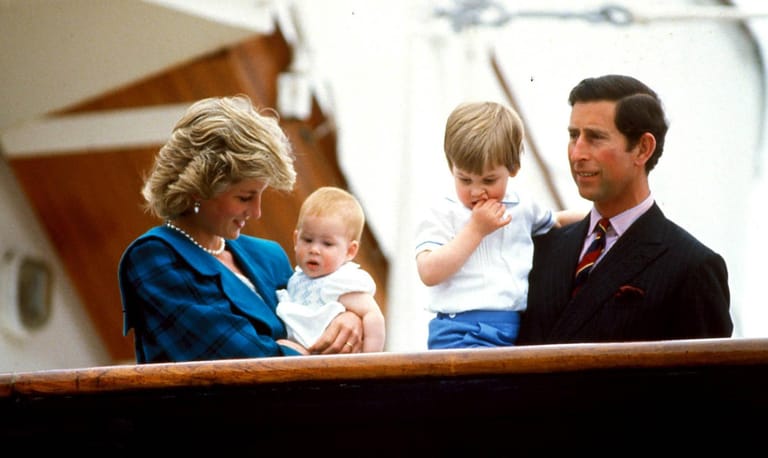 Diana und Charles mit ihren Söhnen Harry und William, Mitte der Achtziger.