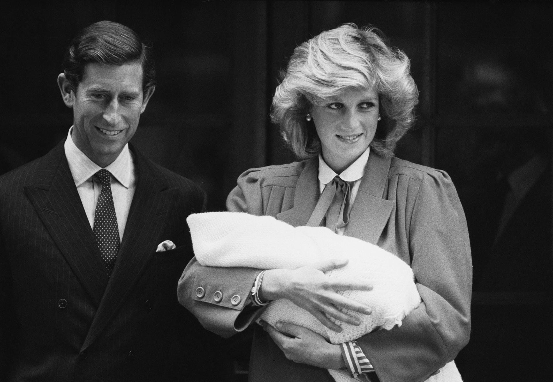 Charles und Diana mit ihrem neugeborenen zweiten Sohn Prinz Harry am 16. September 1984