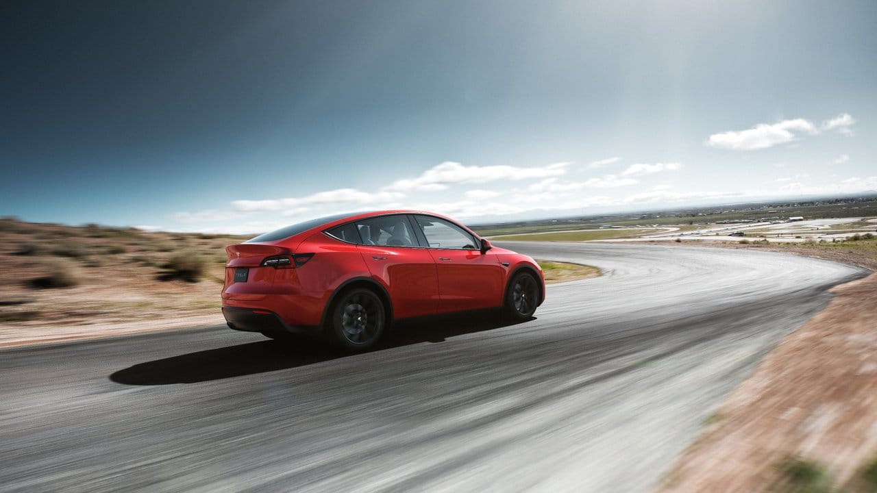 Bremsen mit dem Gaspedal: Wer den Gasfuß bei E-Autos wie dem Tesla Model Y lupft, verzögert stärker als beim Verbrenner gewohnt, weil die Energie dabei zurückgewonnen wird. Bremsen mit dem Gaspedal: Wer den Gasfuß bei E-Autos wie dem Tesla Model Y lupft, verzögert stärker als beim Verbrenner gewohnt, weil die Energie dabei zurückgewonnen wird.