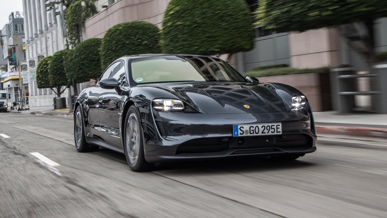 Elektrisches Katapult: Der Porsche Taycan kann seine Insassen in der stärksten Ausbaustufe in 2,8 Sekunden von Null auf Tempo 100 schießen und bis zu 260 km/h schnell werden lassen. Elektrisches Katapult: Der Porsche Taycan kann seine Insassen in der stärksten Ausbaustufe in 2,8 Sekunden von Null auf Tempo 100 schießen und bis zu 260 km/h schnell werden lassen.