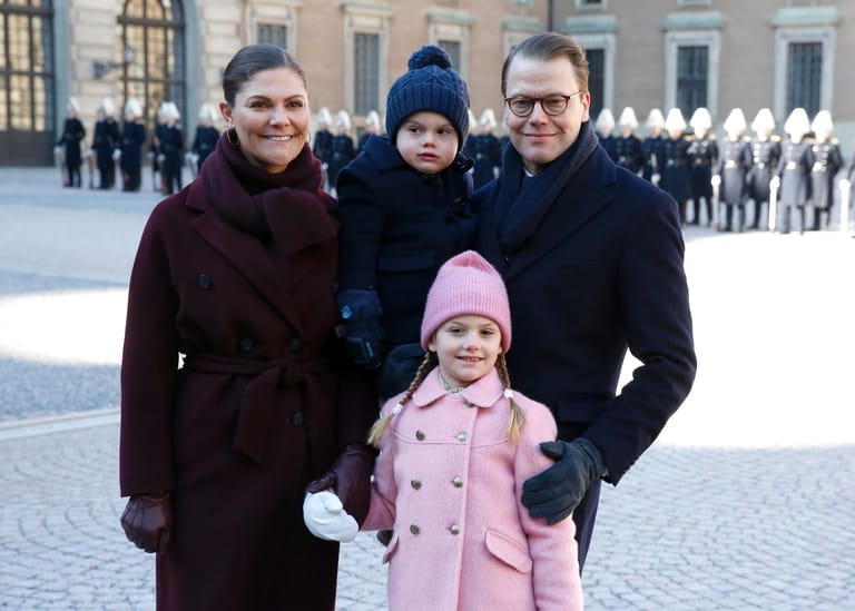 12. März 2019: Die Familie bei den Feierlichkeiten zum Victoriatag im Innenhof des königlichen Palasts.