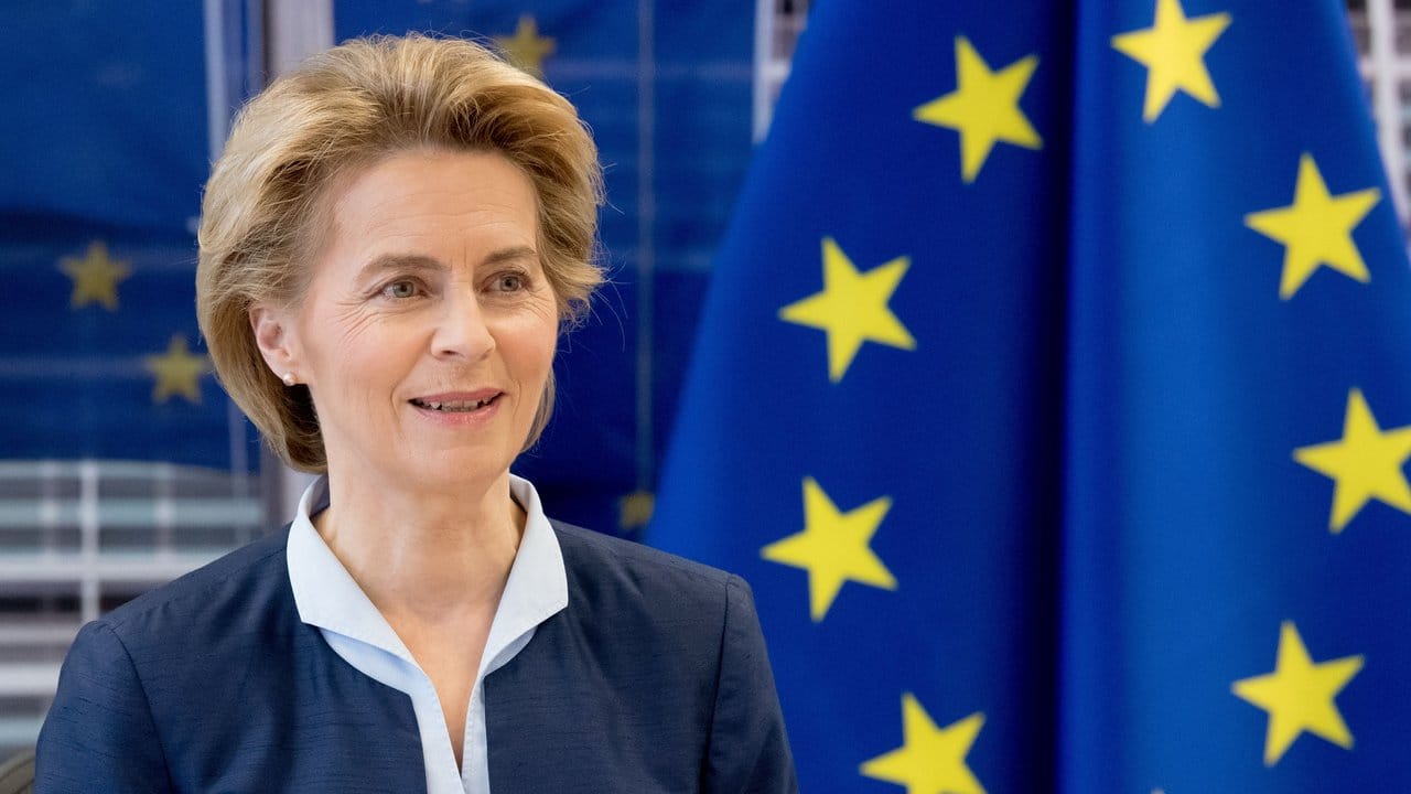 Ursula von der Leyen, Präsidentin der Europäischen Kommission, nimmt an einem Gipfel der Staats- und Regierungschefs der EU teil, der per Videokonferenz tagt.