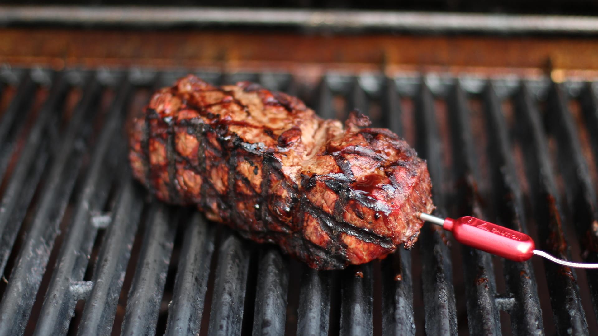 Grillen Sie das Roastbeef von allen vier Seiten kurz richtig scharf an. Jede Seite sollte für etwa 90 Sekunden auf den Grill. Wechseln Sie danach in den indirekten Bereich des Grills und lassen Sie das Fleisch dort weiter brutzeln. Idealerweise soll es eine Kerntemperatur von 56 Grad bekommen, hier hilft ein Grillthermometer.