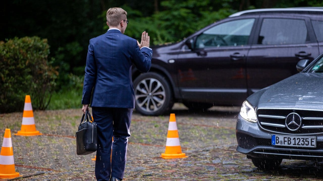 Philipp Amthor verlässt am Freitag nach der Sitzung des CDU-Landesvorstandes das Tagungshotel in Güstrow.