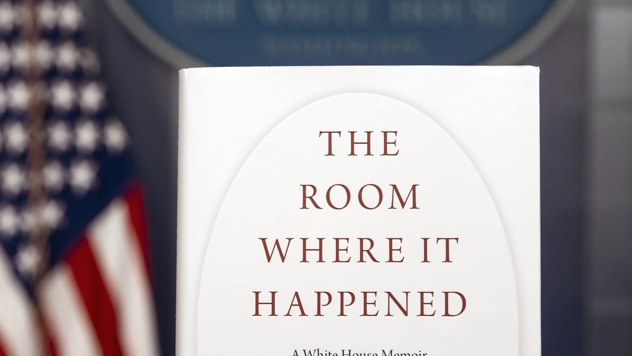 Ein Exemplar von "The Room Where It Happened" des ehemaligen nationalen Sicherheitsberaters John Bolton steht im Weißen Haus. Ein Exemplar von "The Room Where It Happened" des ehemaligen nationalen Sicherheitsberaters John Bolton steht im Weißen Haus.
