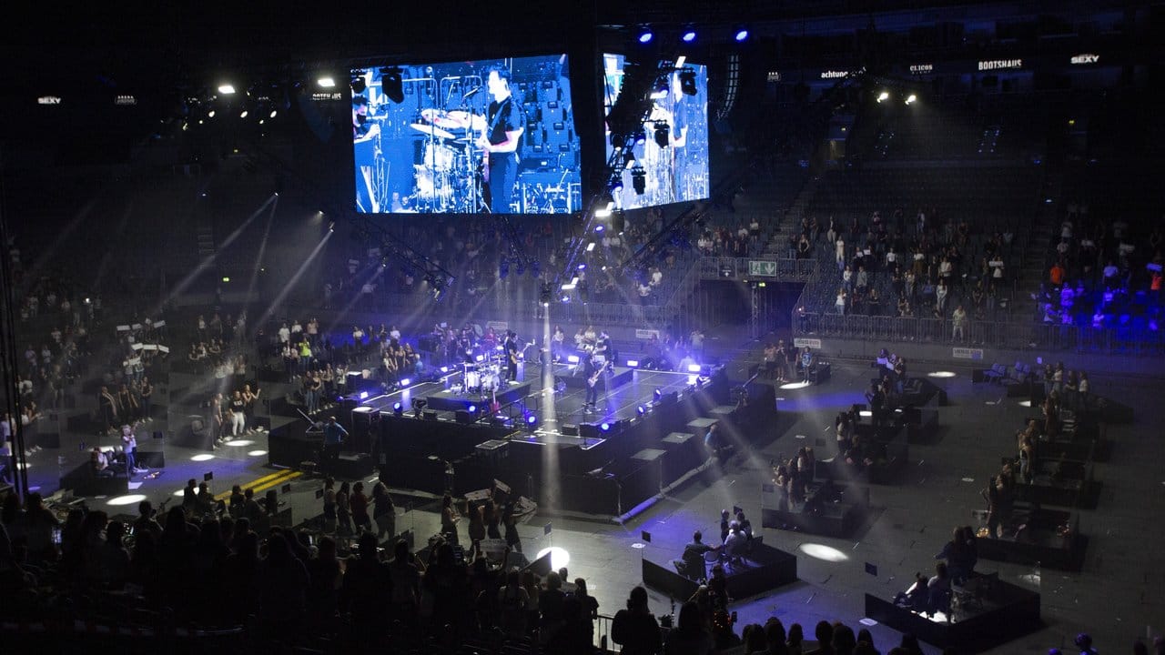 Wincent Weiss steht mit seiner Band in der Lanxess-Arena auf der Bühne.