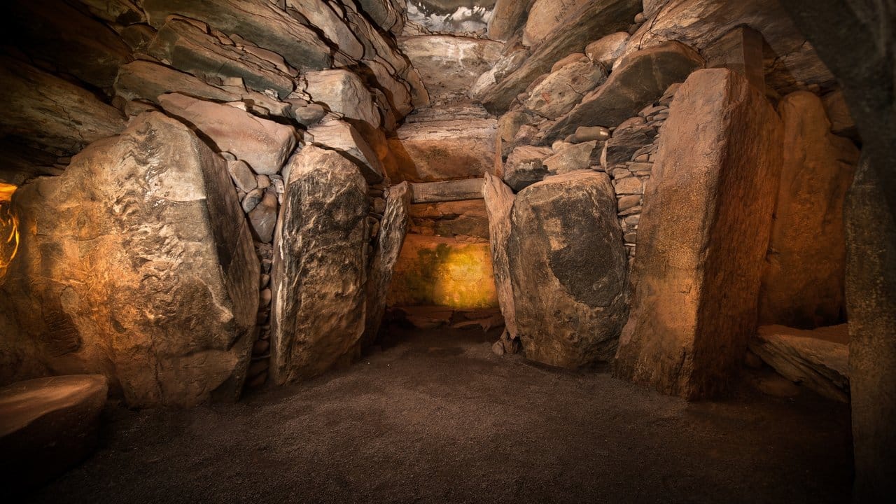 Der Eingang zum jungsteinzeitlichen Grabmonument von Newgrange im irischen County Meath.