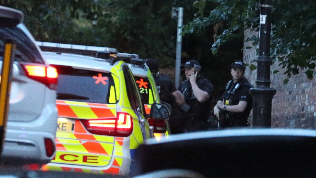 Polizei nach der Tat im Stadtzentrum von Reading.