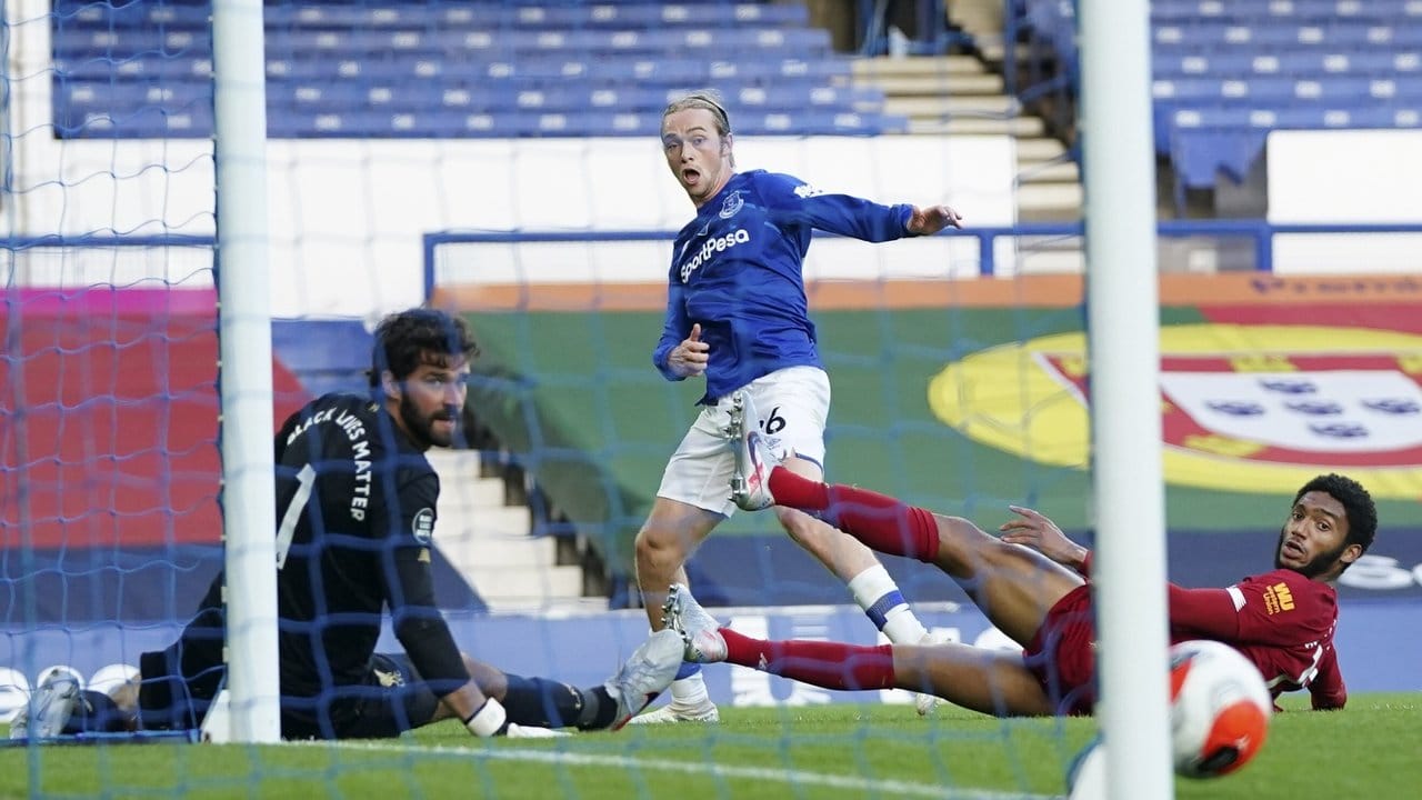 Evertons Tom Davies (M) scheitert mit seinem Schuss am linken Pfosten. Evertons Tom Davies (M) scheitert mit seinem Schuss am linken Pfosten.