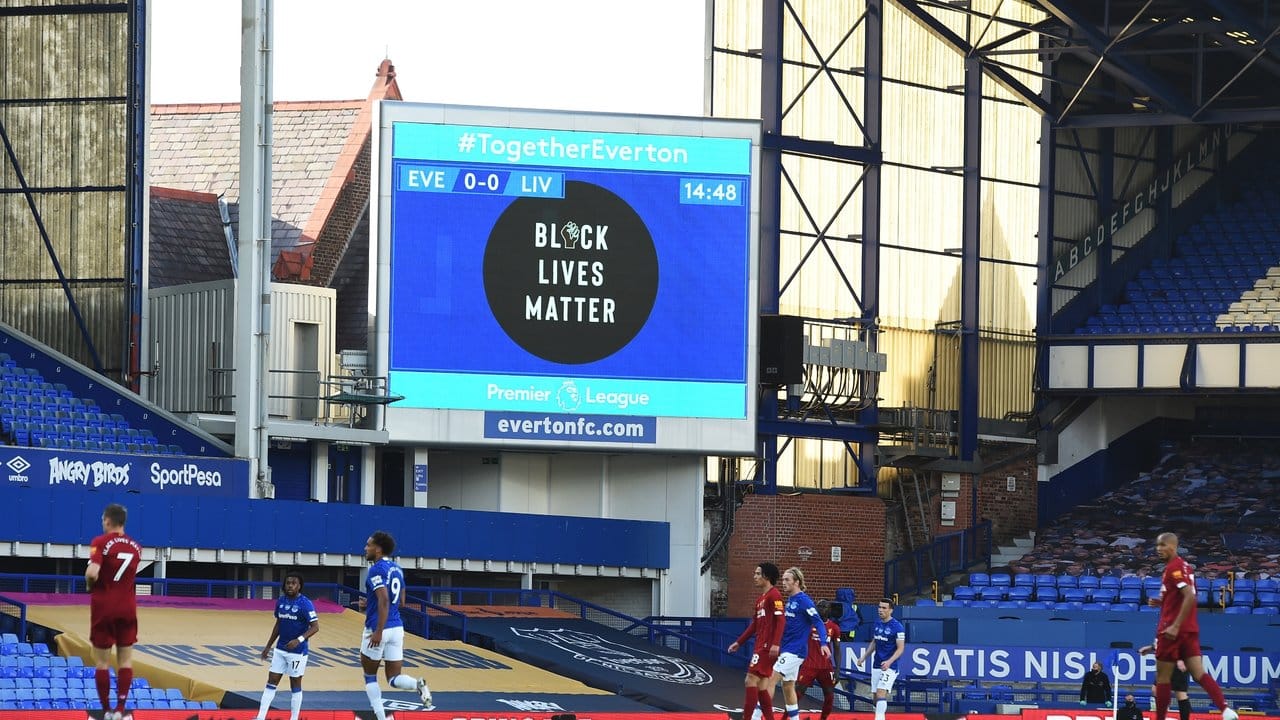 Das Liverpool-Derby stand wie jedes Premier-League-Spiel an diesem Wochenende auch im Zeichen von "Black Lives Matter". Das Liverpool-Derby stand wie jedes Premier-League-Spiel an diesem Wochenende auch im Zeichen von "Black Lives Matter".