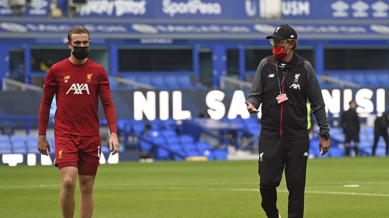 Klopp bespricht sich vor der Partie mit seinem Kapitän Jordan Henderson (l). Klopp bespricht sich vor der Partie mit seinem Kapitän Jordan Henderson (l).