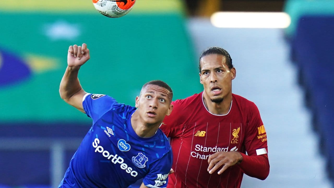 Evertons Richarlison (l) kommt vor Liverpools Virgil van Dijk an den Ball. Evertons Richarlison (l) kommt vor Liverpools Virgil van Dijk an den Ball.
