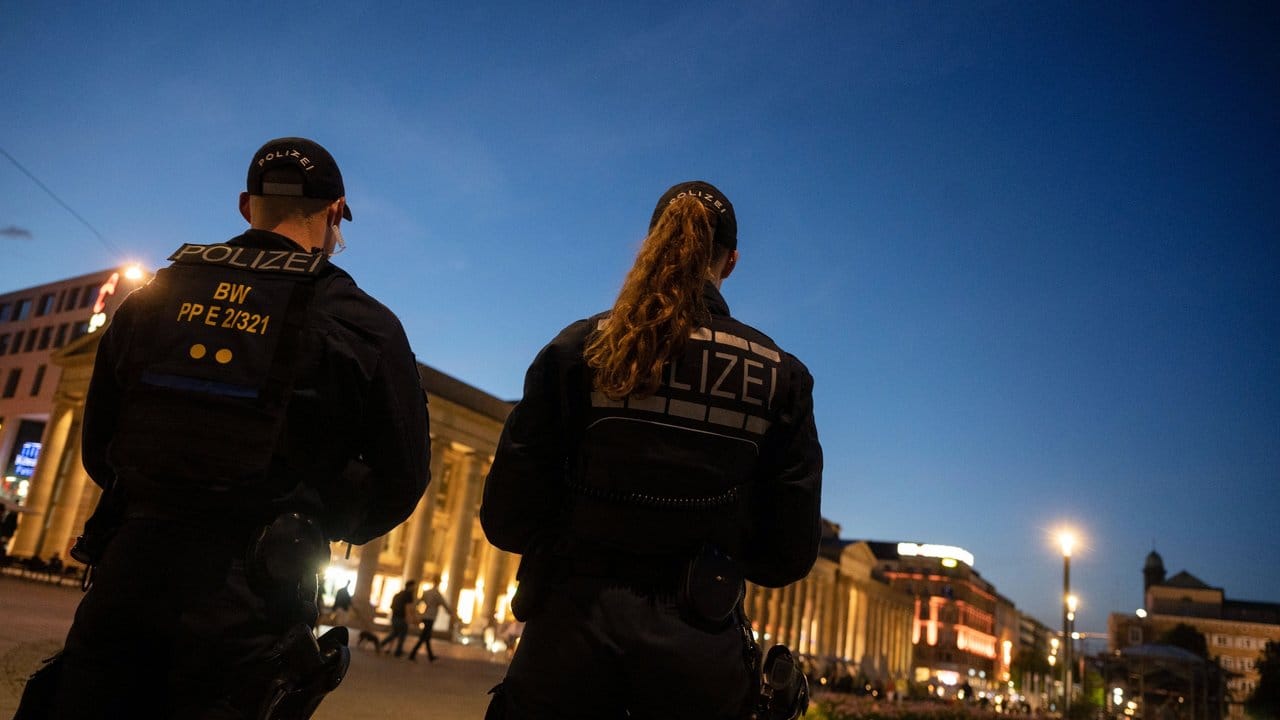 Einsatzkräfte der Polizei stehen am Abend nach den Ausschreitungen auf dem Stuttgarter Schlossplatz.