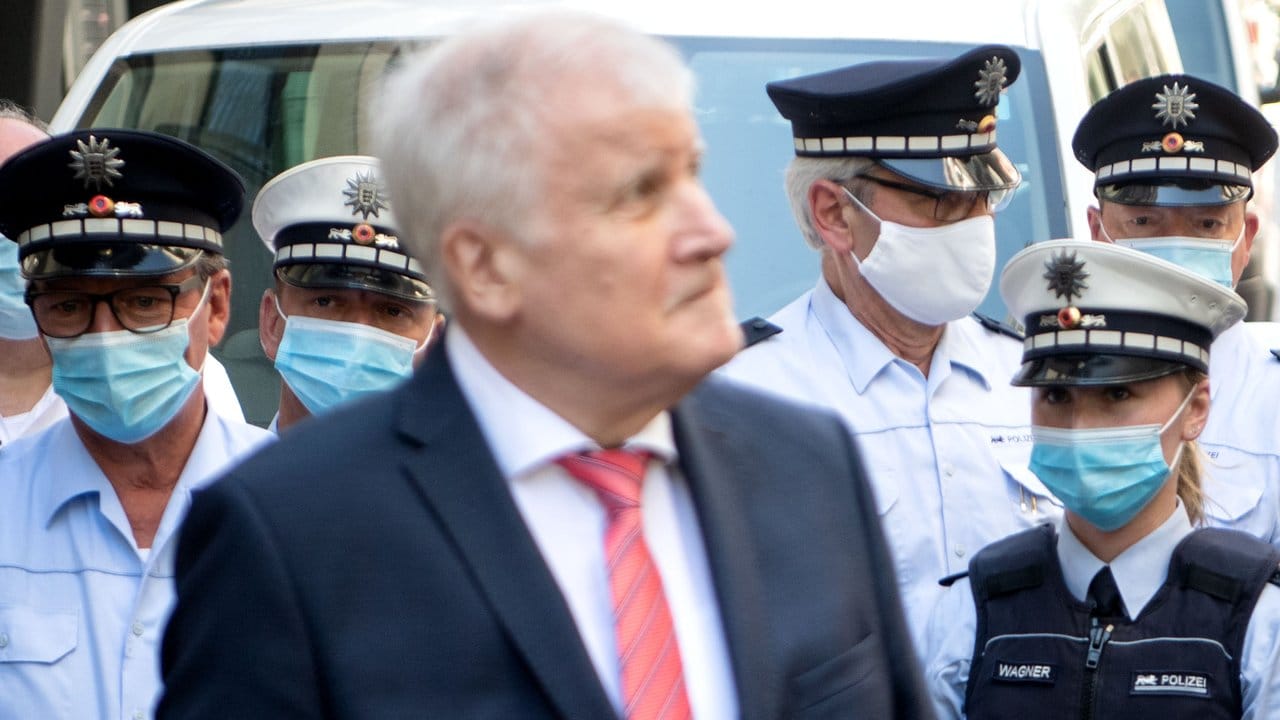 Bundesinnenminister Horst Seehofer besichtigt die Schäden in Stuttgart nach der nächtlichen Randale. Bundesinnenminister Horst Seehofer besichtigt die Schäden in Stuttgart nach der nächtlichen Randale.