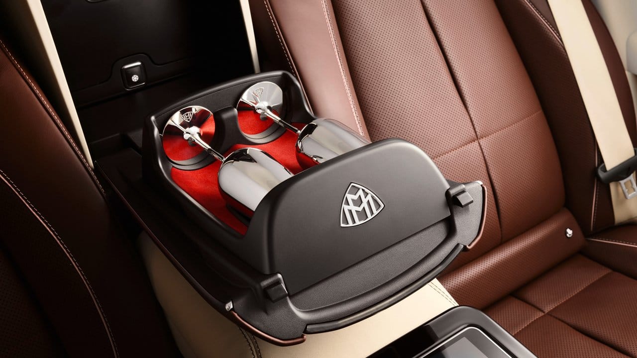 Ein Kelch, der besser nicht an einem vorbeigeht: Lässt sich doch diese Silberarbeit im Mercedes-Maybach mit allerlei Köstlichem füllen, um im Fond feudal zu genießen. Ein Kelch, der besser nicht an einem vorbeigeht: Lässt sich doch diese Silberarbeit im Mercedes-Maybach mit allerlei Köstlichem füllen, um im Fond feudal zu genießen.
