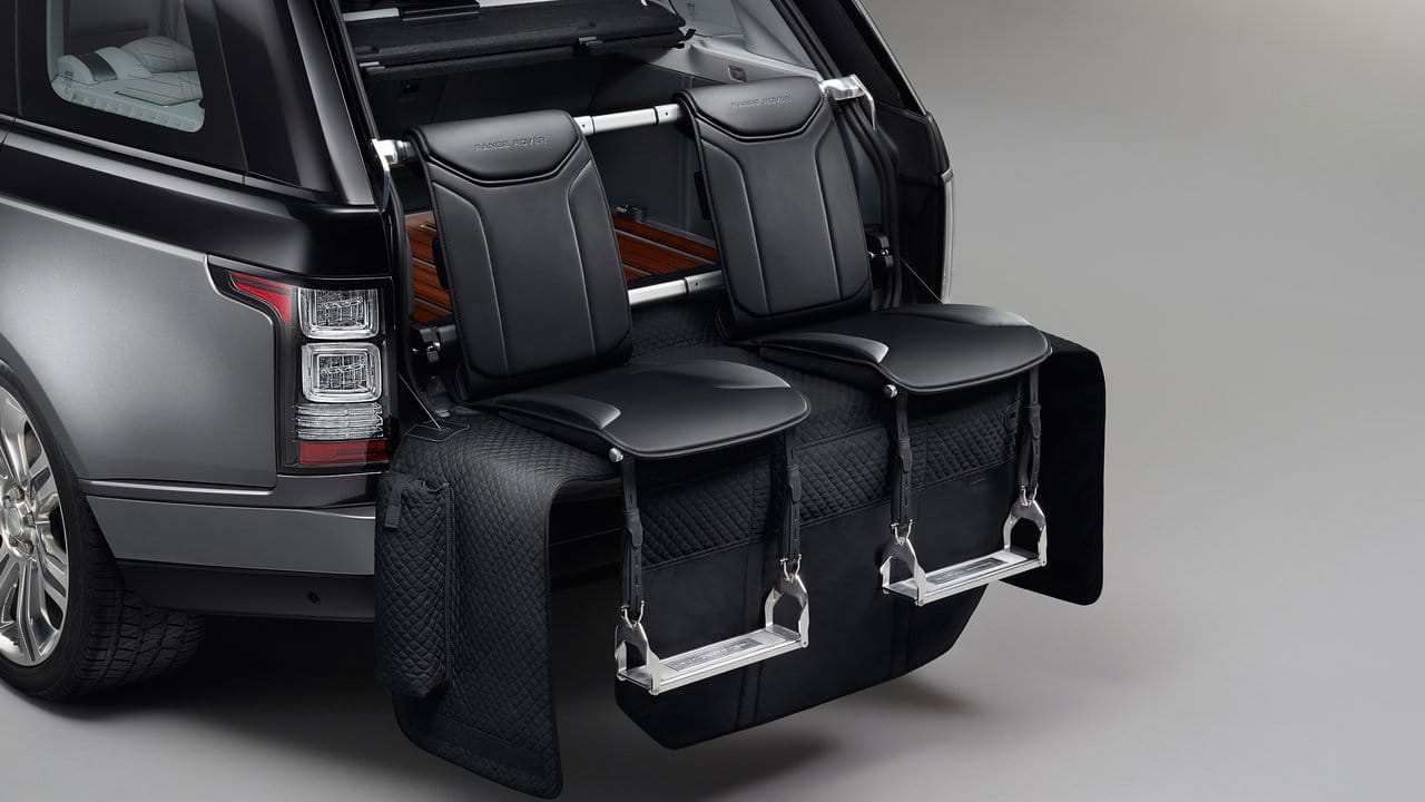 VIP-Lounge auf der Weide: Mit einem ausklappbaren Luxussitz wie im Range Rover SV Autobiography lassen sich Beobachtungen aller Art im Freien durchführen. VIP-Lounge auf der Weide: Mit einem ausklappbaren Luxussitz wie im Range Rover SV Autobiography lassen sich Beobachtungen aller Art im Freien durchführen.