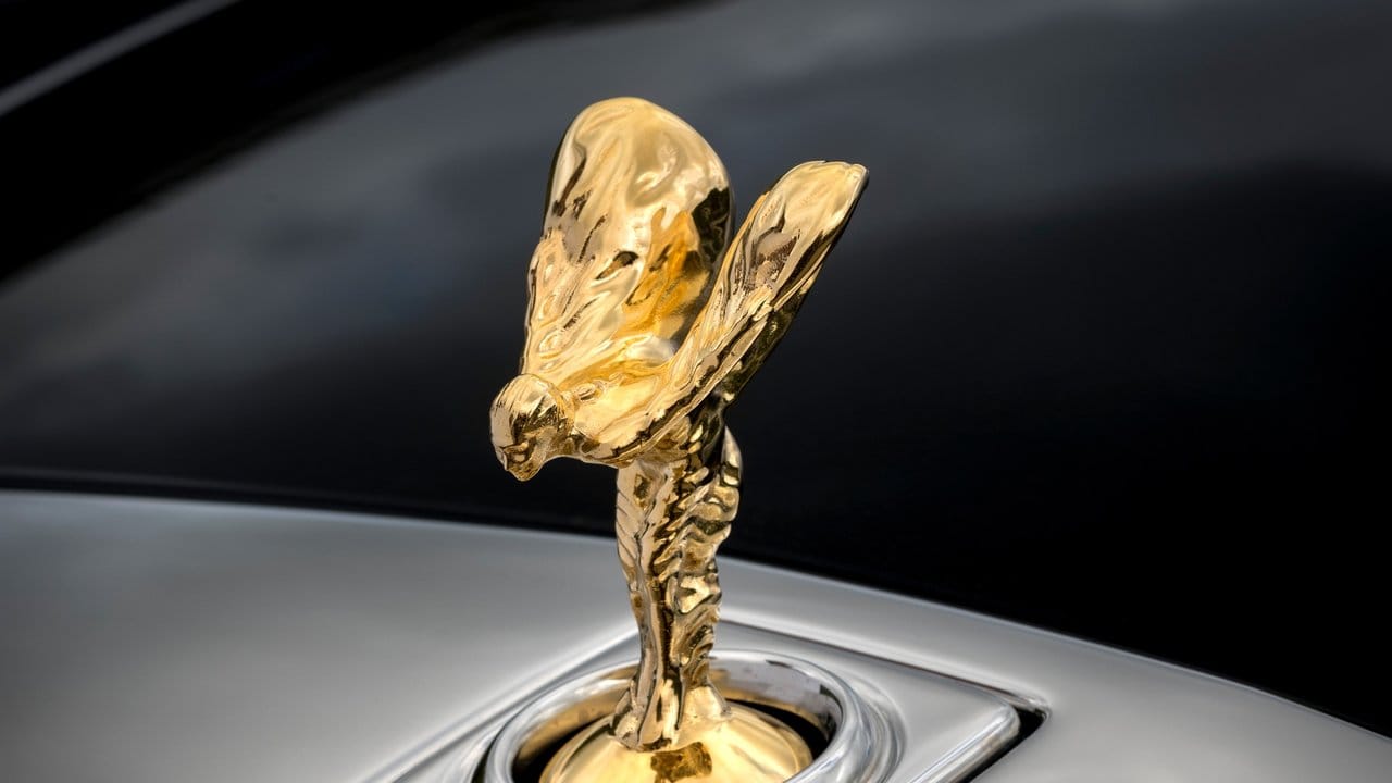 Es ist doch alles Gold, was glänzt: Die "Spirit of Exctasy" oder auch "Emily" kann sich gegen entsprechend Aufschlag auch ganz in Gold auf dem Rolls-Royce-Kühler räkeln. Es ist doch alles Gold, was glänzt: Die "Spirit of Exctasy" oder auch "Emily" kann sich gegen entsprechend Aufschlag auch ganz in Gold auf dem Rolls-Royce-Kühler räkeln.