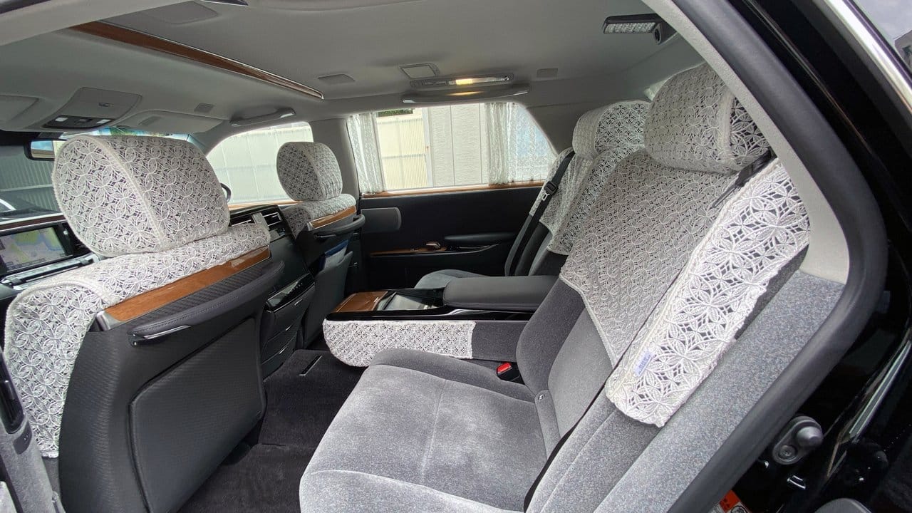 Luxus zwischen Häkeldecken: Innenraumschmuck im Häkelstil beim nur in Japan erhältlichen Toyota Century. Luxus zwischen Häkeldecken: Innenraumschmuck im Häkelstil beim nur in Japan erhältlichen Toyota Century.