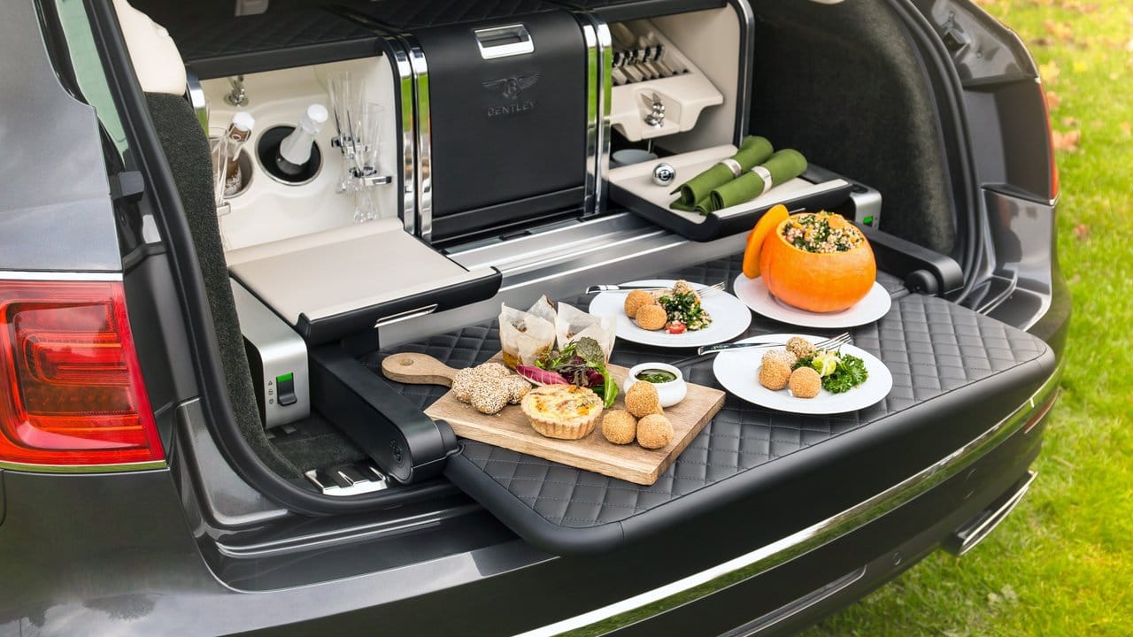 Picknick für Fortgeschrittene: Ganz extravagante und maßgeschneiderte Vorrichtungen für Speis und Trank wie hier in einem Bentley erfordern entsprechende finanzielle Speckschichten. Picknick für Fortgeschrittene: Ganz extravagante und maßgeschneiderte Vorrichtungen für Speis und Trank wie hier in einem Bentley erfordern entsprechende finanzielle Speckschichten.