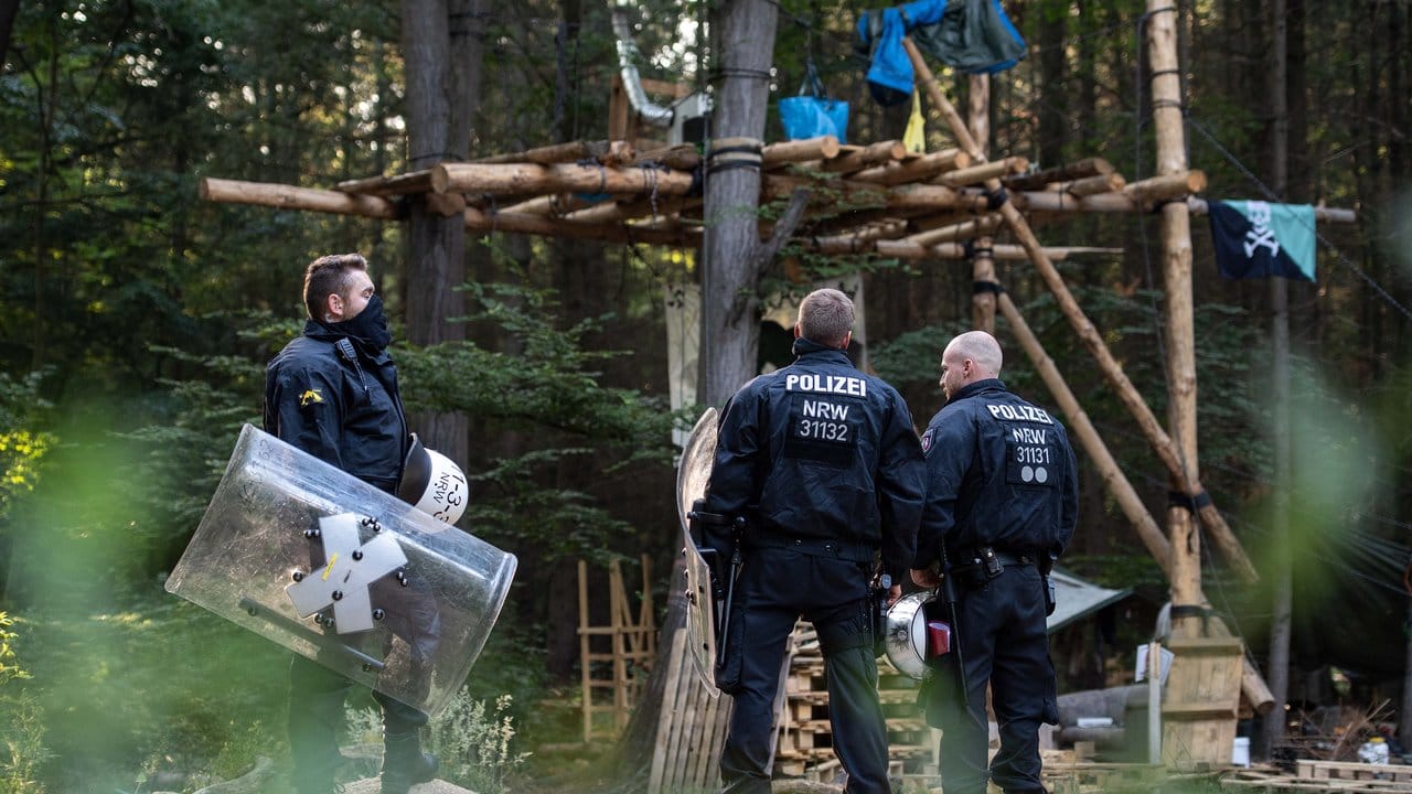 Polizisten im Hambacher Forst vor einer von Umweltaktivisten gebauten Plattform.