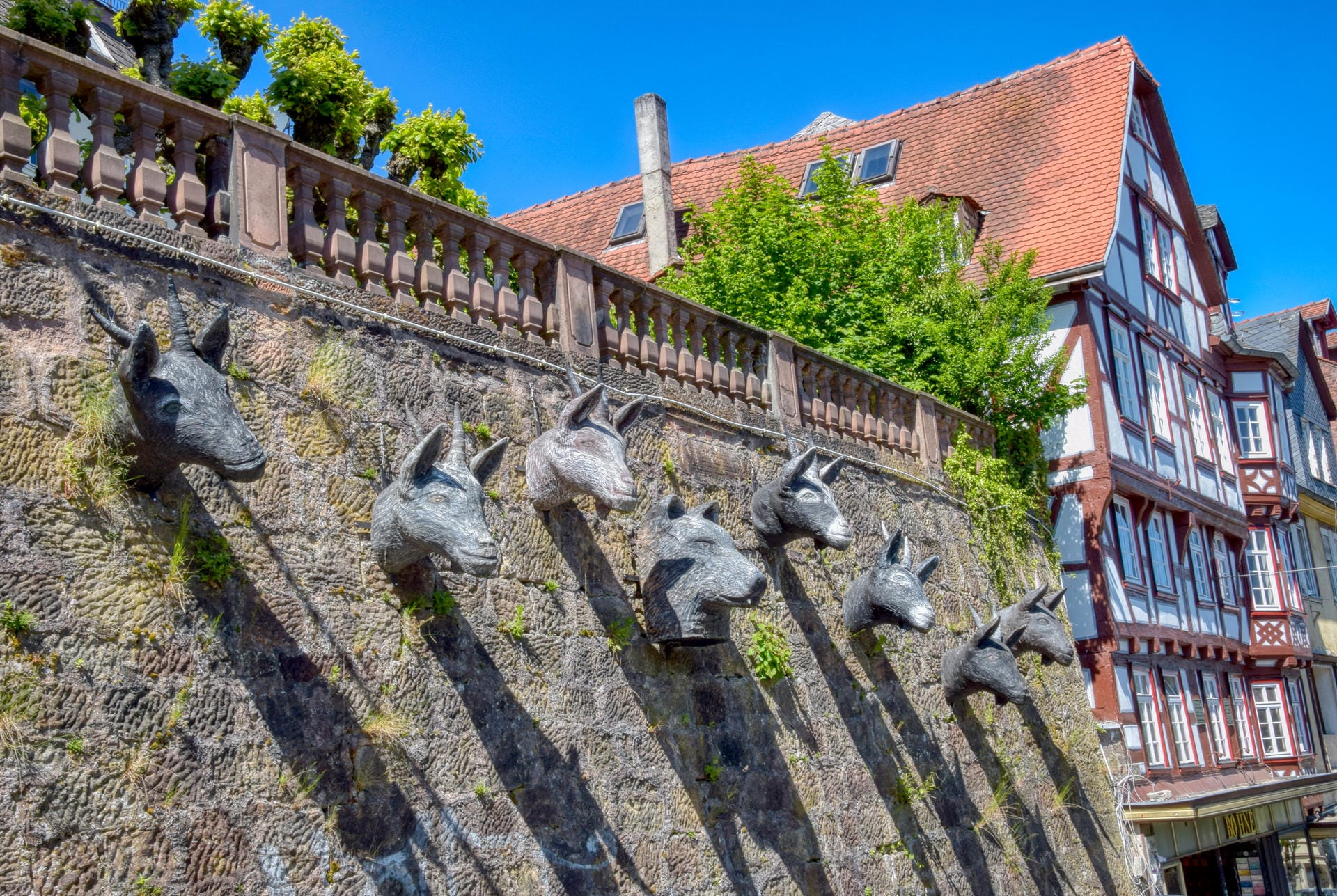 «Grimm-Dich-Pfad»: Er lockt mit zehn Märchenfiguren an Häusern, Treppen und Mauern.