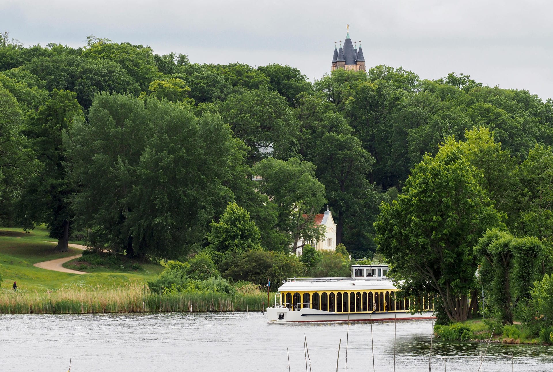Rund um Berlin können Wanderer den Spuren Fontanes folgen – hier am Tiefen See mit Kleinem Schloss Babelsberg und Flatowturm.