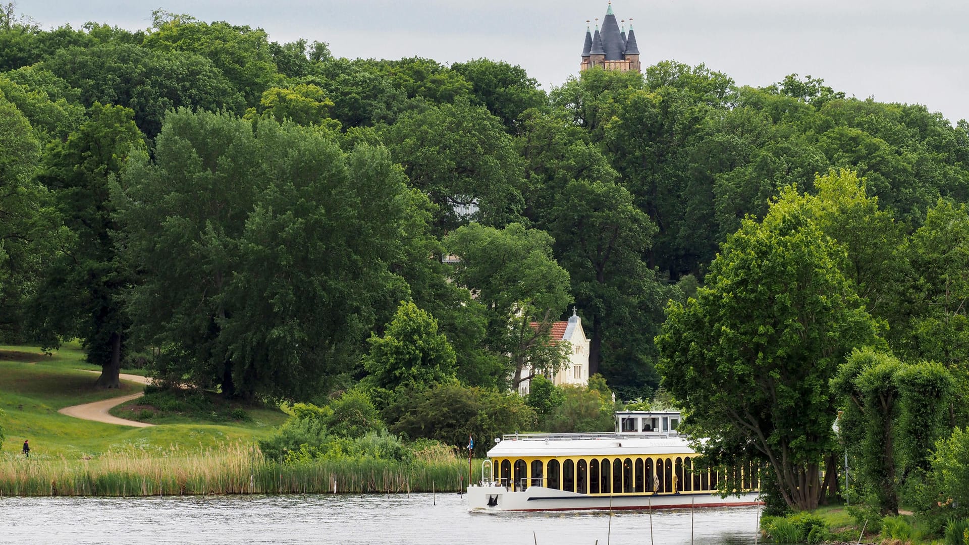 Rund um Berlin können Wanderer den Spuren Fontanes folgen – hier am Tiefen See mit Kleinem Schloss Babelsberg und Flatowturm.