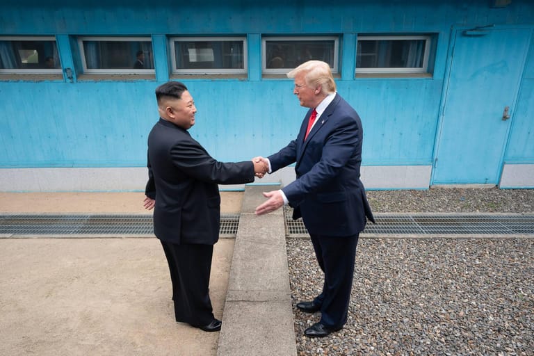Im Juni 2019 wird Trump zum ersten amtierenden US-Präsidenten, der nordkoreanischen Boden betritt. Das Foto zeigt, wie er den Diktator Kim Jong Un in der demilitarisierten Zone zwischen den beiden Koreas trifft. Trotz der Treffen konnte Trump den Konflikt mit Nordkorea in seiner Amtszeit nicht ausräumen.